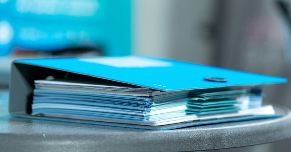 dossier administratif cftc paris Max Raber sur Unsplash